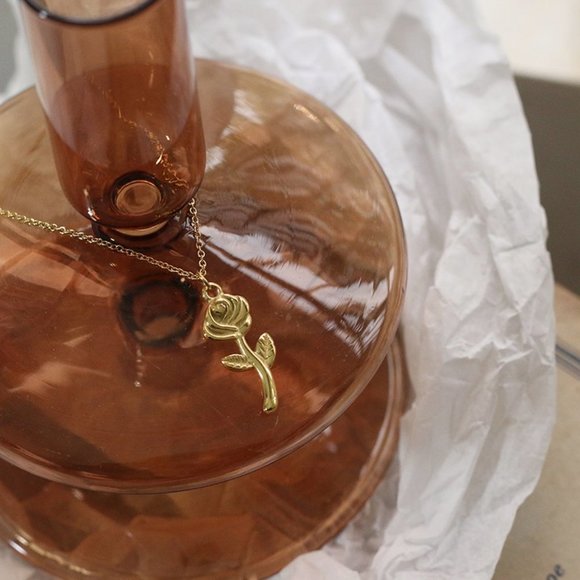 NEW 18K Gold Plated Rose Flower Pendant Necklace - Picture 2 of 10